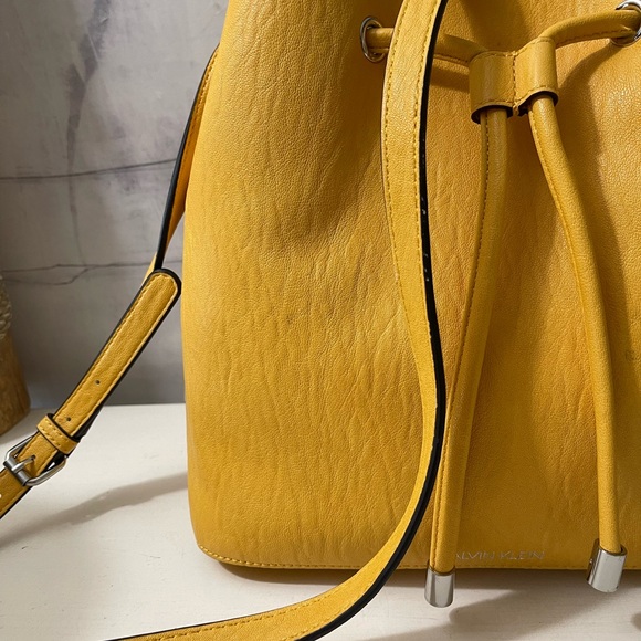 Calvin Klein yellow bucket bag - Picture 4 of 10